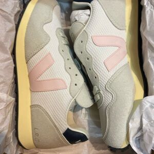 Veja Rio Branco Gravel Petale Rare Color